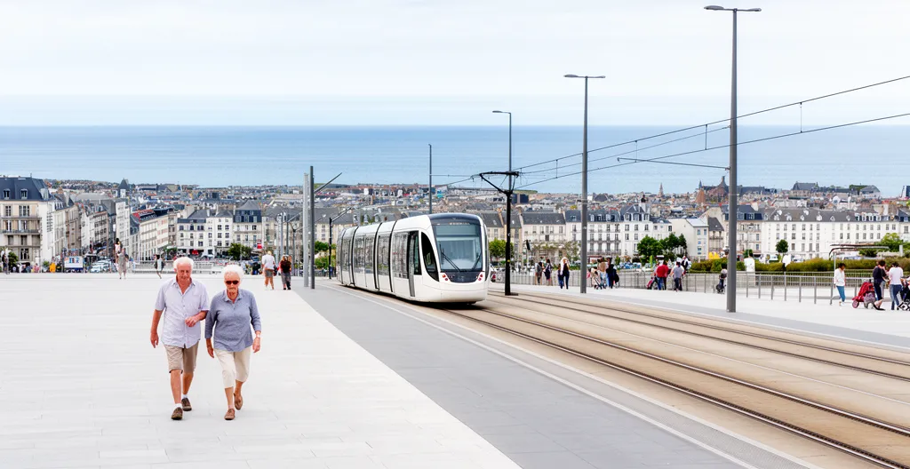 Vue du centre-ville de Brest avec tramway et promeneurs sur trottoir large